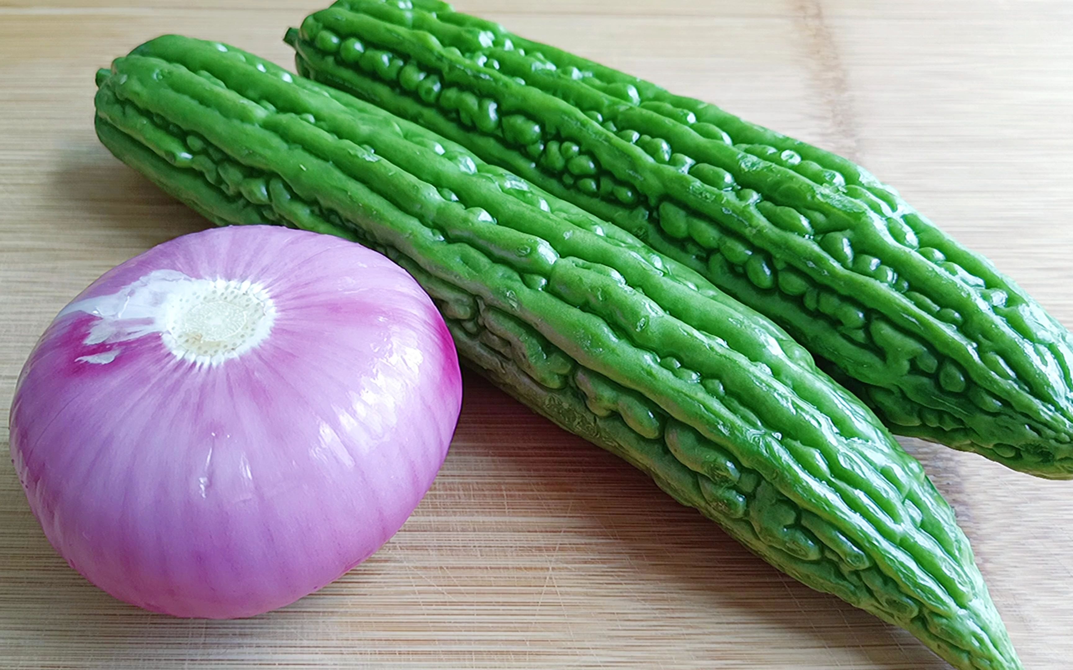 苦瓜和洋葱真是绝配,天热做一盘,清凉又去火,一大盘不够吃