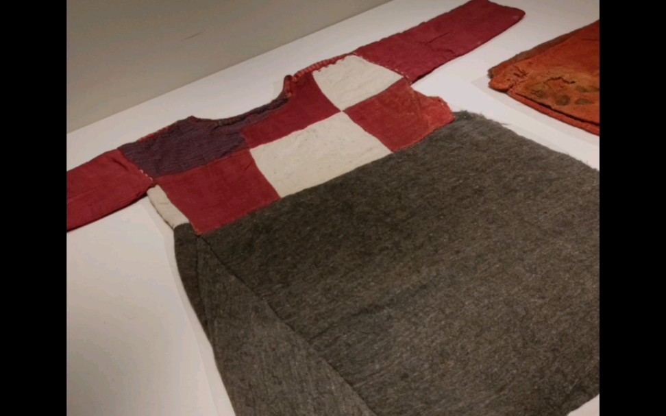 这款式,这配色……这怎么能是来自于2000多年前老祖宗的衣服?