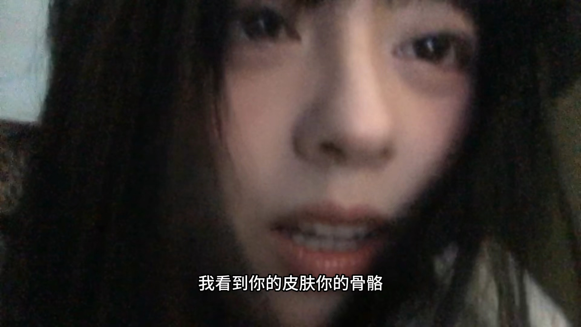 你有一个习惯总让我看着你的眼睛说