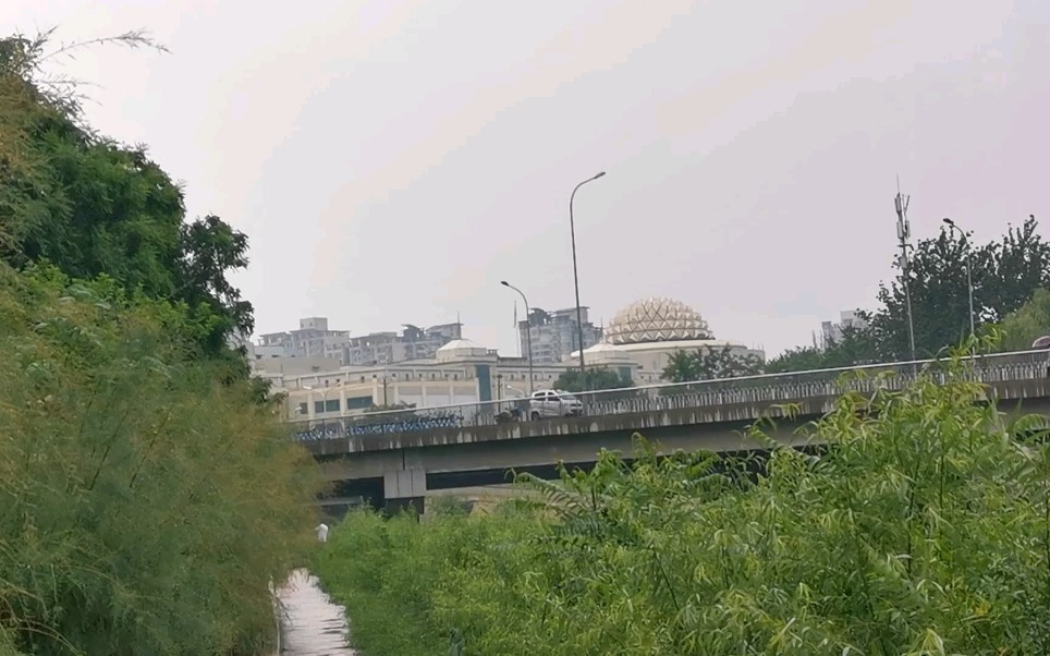 北京大红门,曾经的北京浙江村,北京最大服装批发市场,非首都功能后绝大多数服装企业已经迁走了.哔哩哔哩bilibili