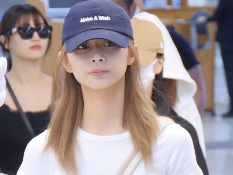 清新脱俗的气质,灿烂的笑容,周子瑜的魅力谁懂呀.