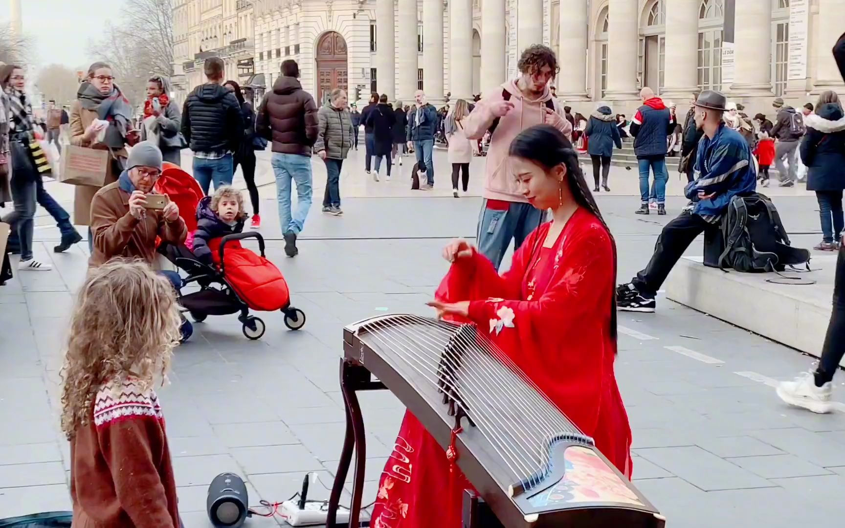 这古筝怎么还能发语音呢?碰碰彭碰彭 乐器演奏 库存