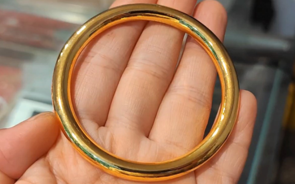 115克的黄金大圆条手镯