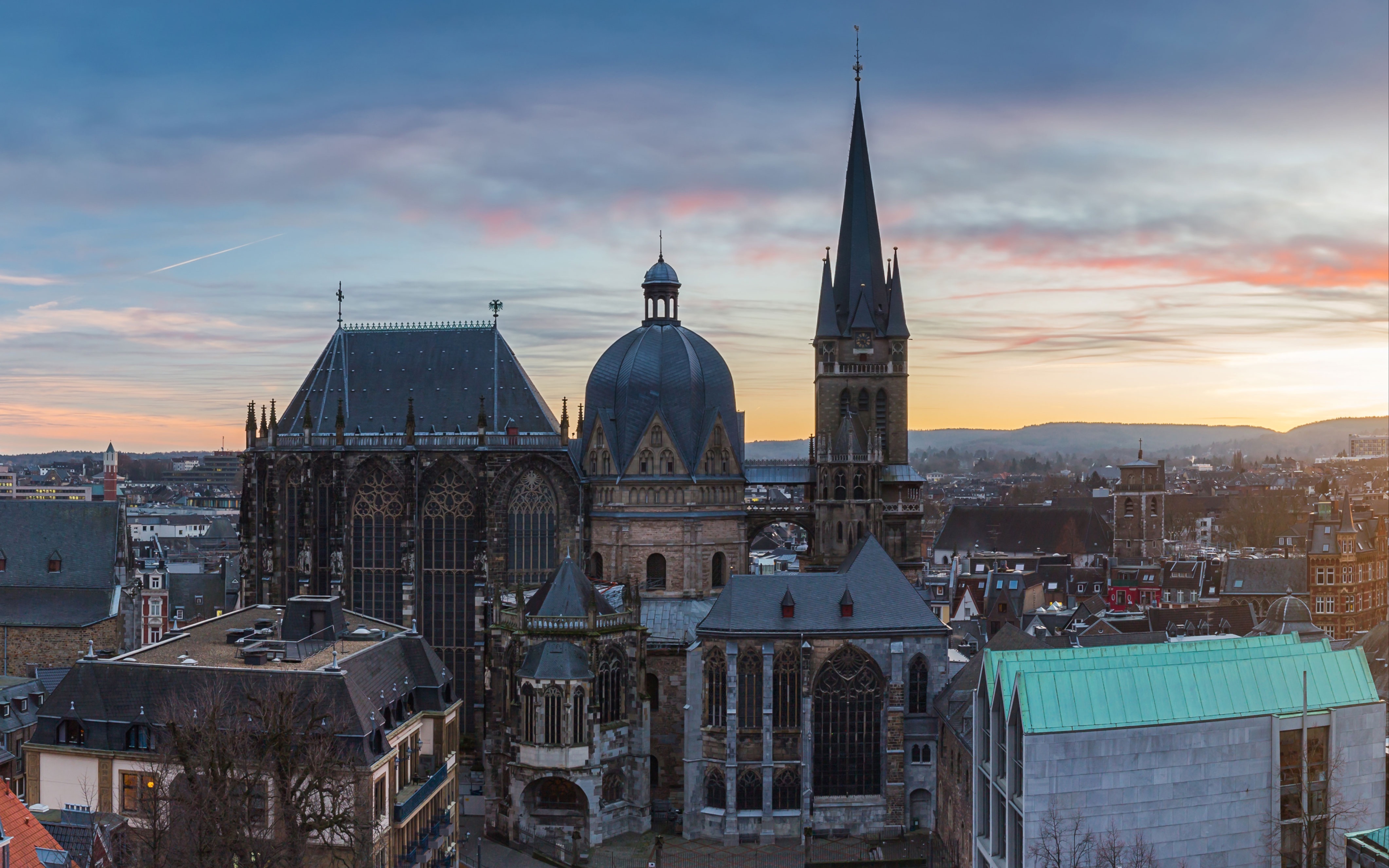 德国建筑和艺术历史的第一象征——亚琛大教堂