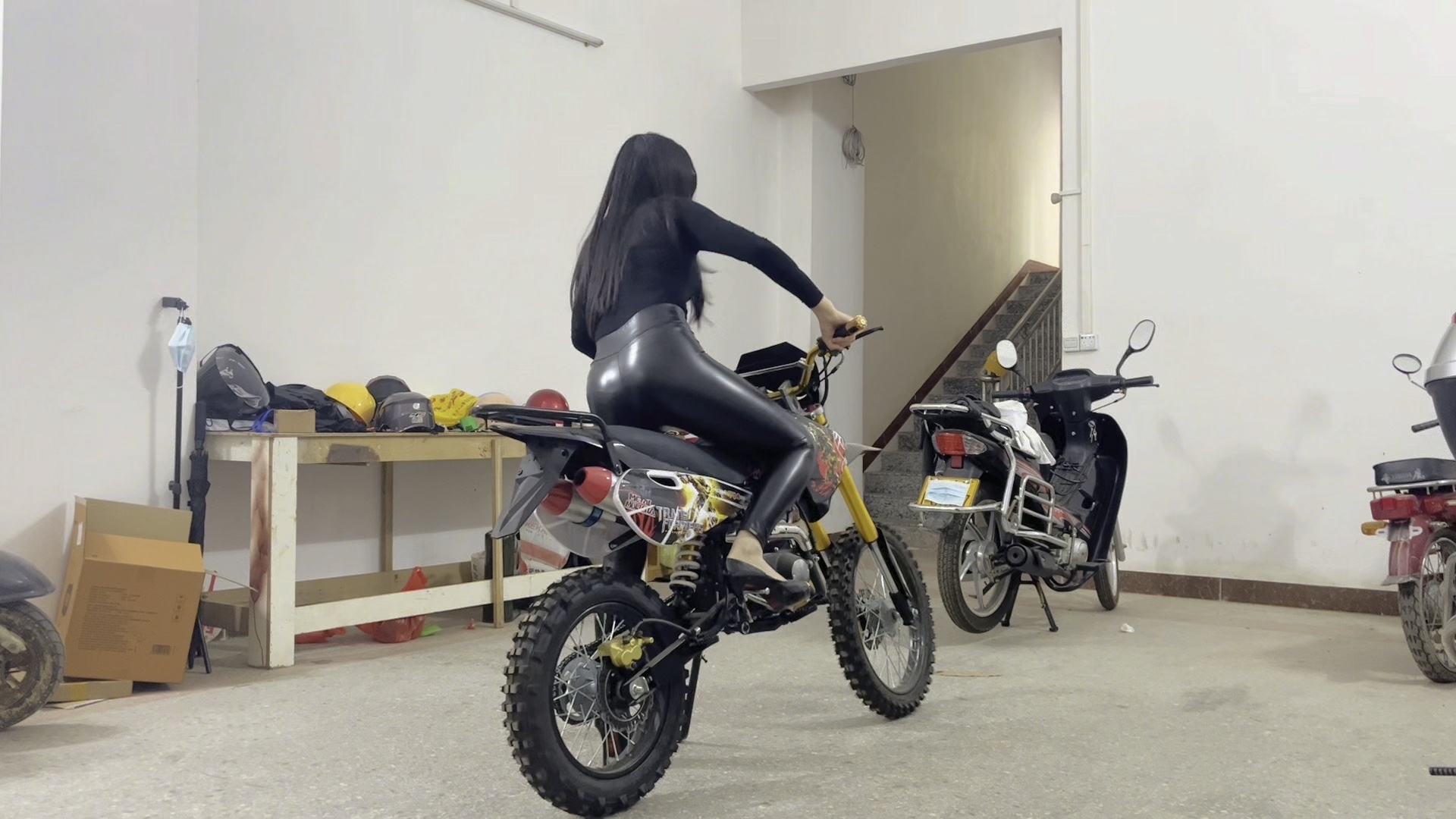 皮裤配高跟鞋踩发越野摩托车