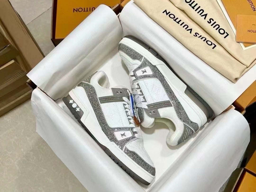 精致鞋盒里的时尚秘密!lv新款运动鞋开箱体验!
