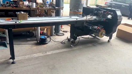 看塑料勺子如何漂亮包装 勺子包装机 下走膜枕式包装机 松川枕式包装