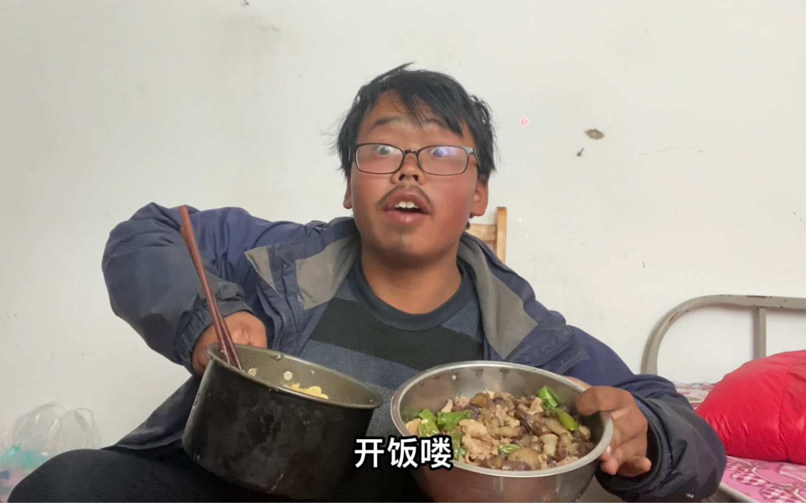 [图]在废弃饭店住的好好的，晚上快11点突然来人了，又差点被赶走了