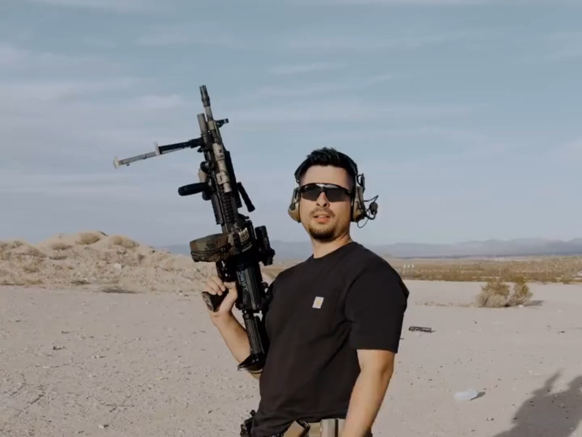 m249轻机枪全自动射击