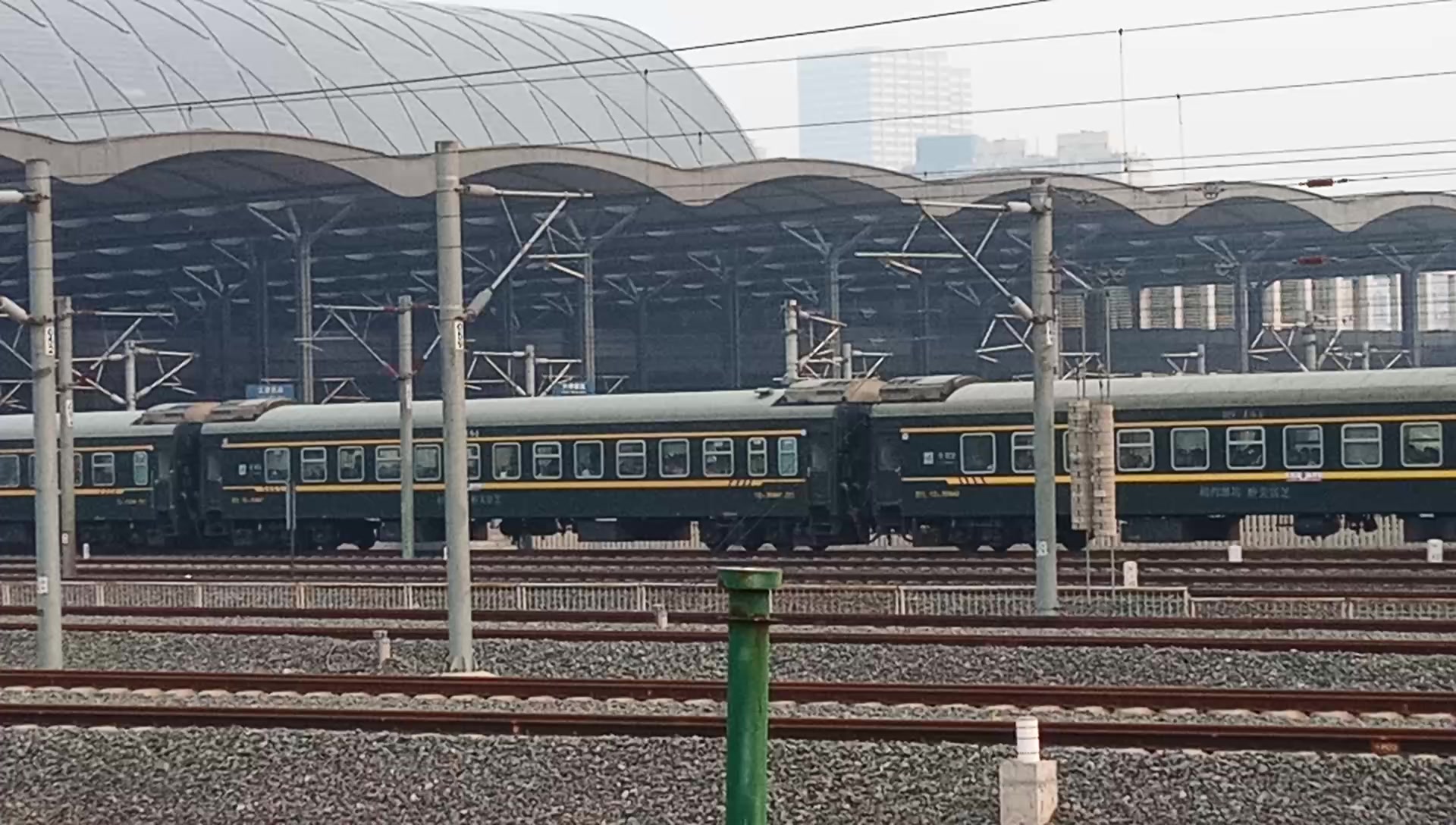 【中国铁路】天津西站拍车,k1785缓慢驶出西站_哔哩哔哩_bilibili