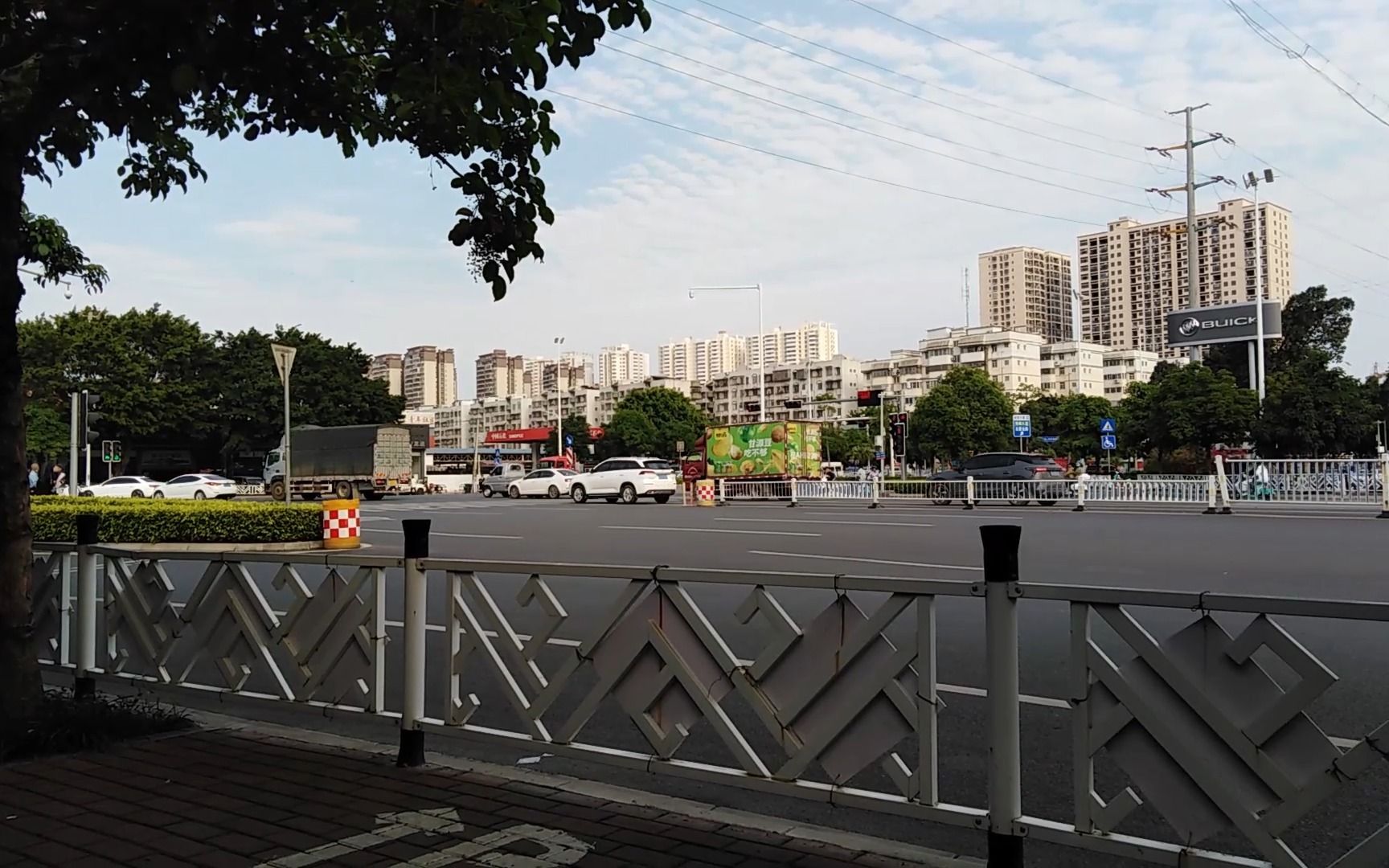 街景:十字路口路边歇脚,天气晴好,南方城市风情