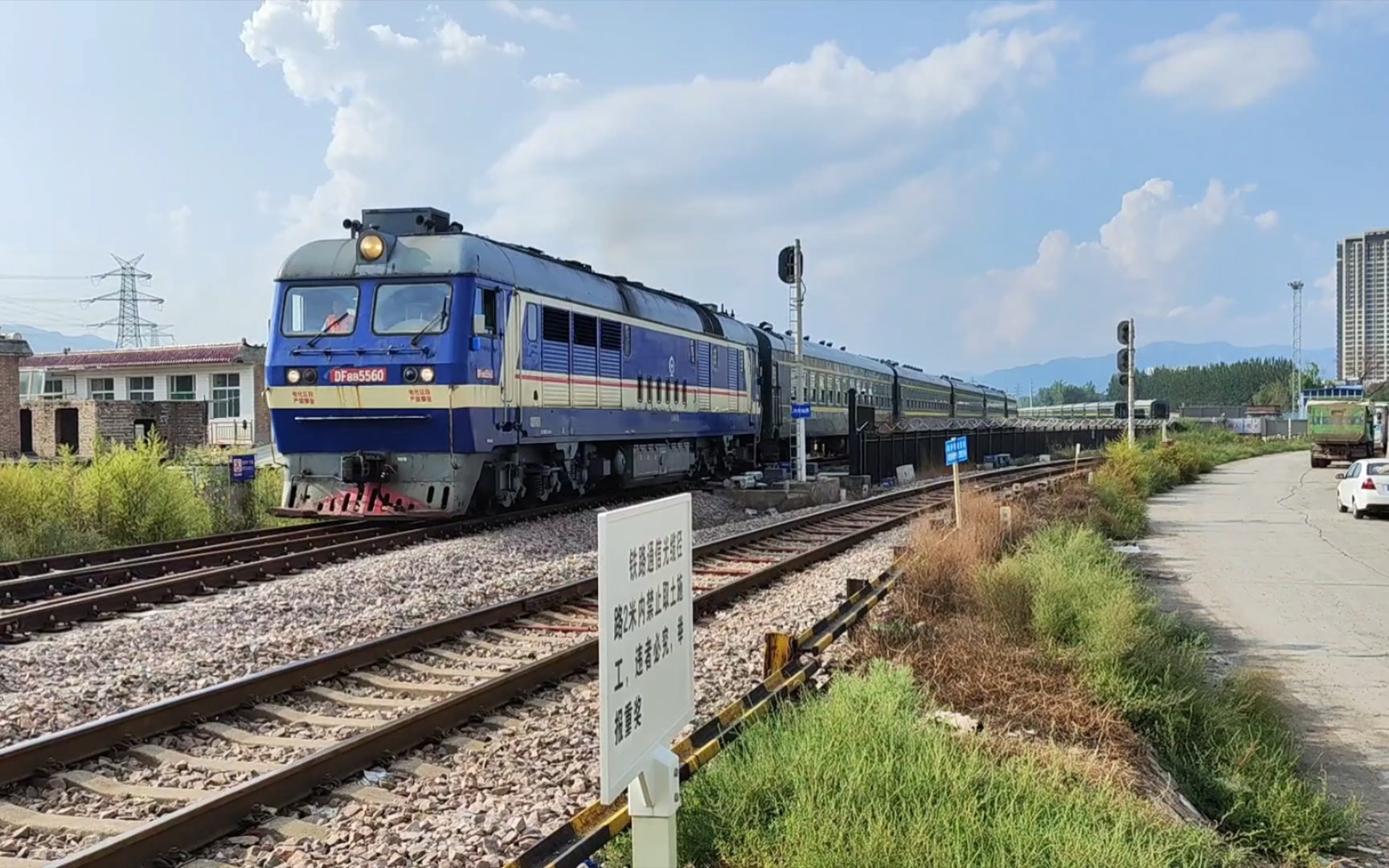 太局基操?货机拉客 df8b牵引太原公益慢车车底出场进入汾河站