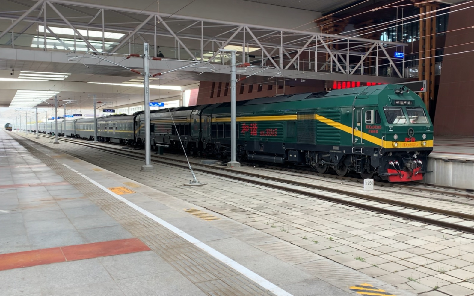 hxn3重联牵引z21次 进拉萨站1站台1道_哔哩哔哩_bilibili