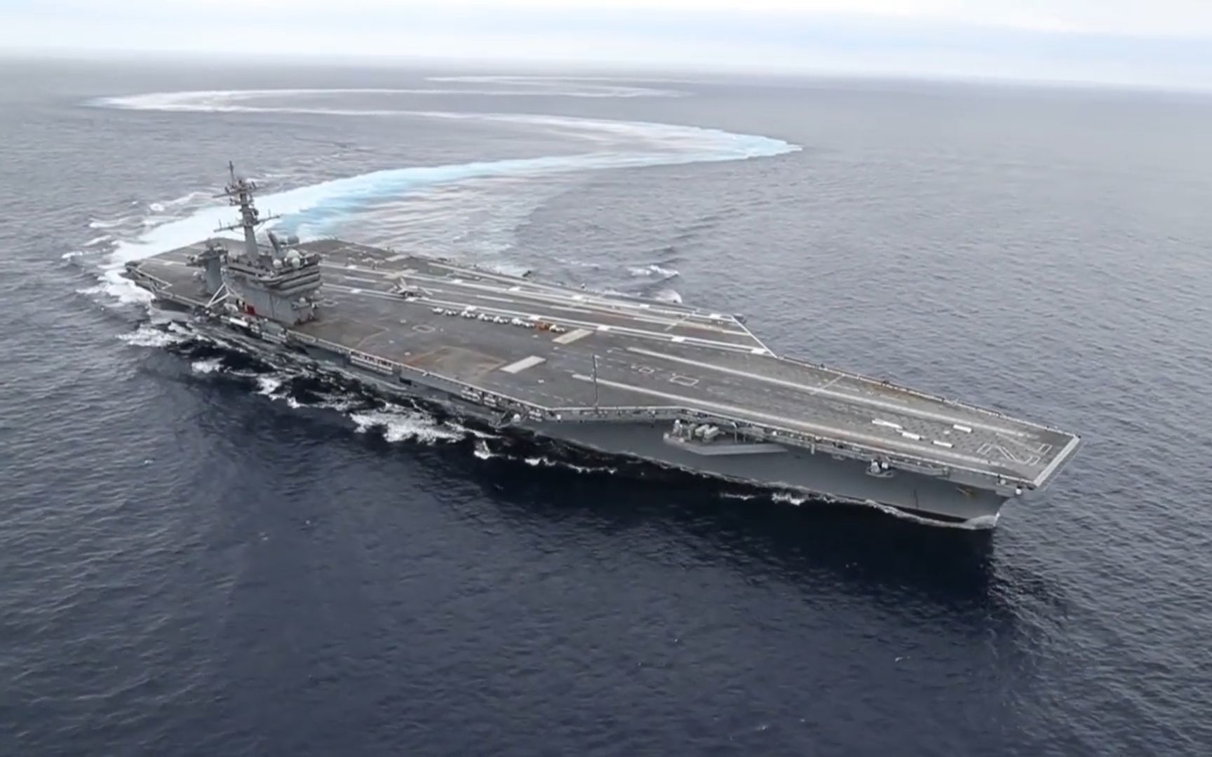 美国核动力航空母舰的全速超高速转向 高清震撼航拍