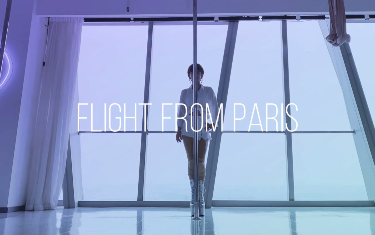 钢管舞|BGM:《Flight from Paris》𐟛미双场景切换,你喜欢哪个?哔哩哔哩bilibili