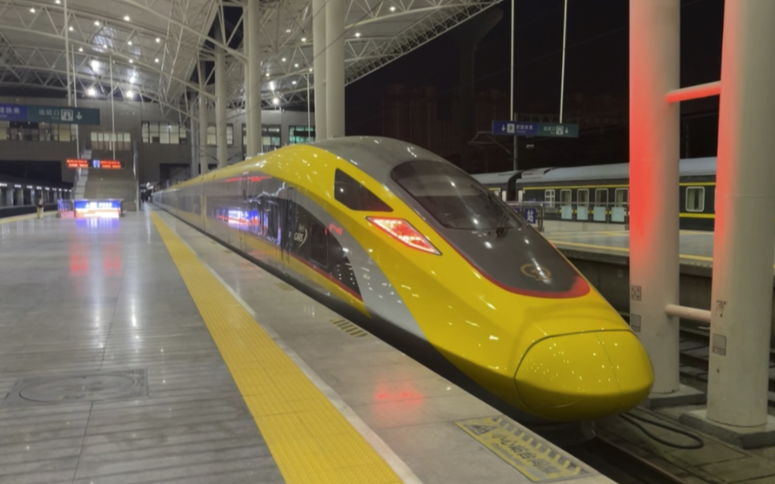 【陇海线】00133次回送cr400af-j-0002前往广州,在郑州车站换挂