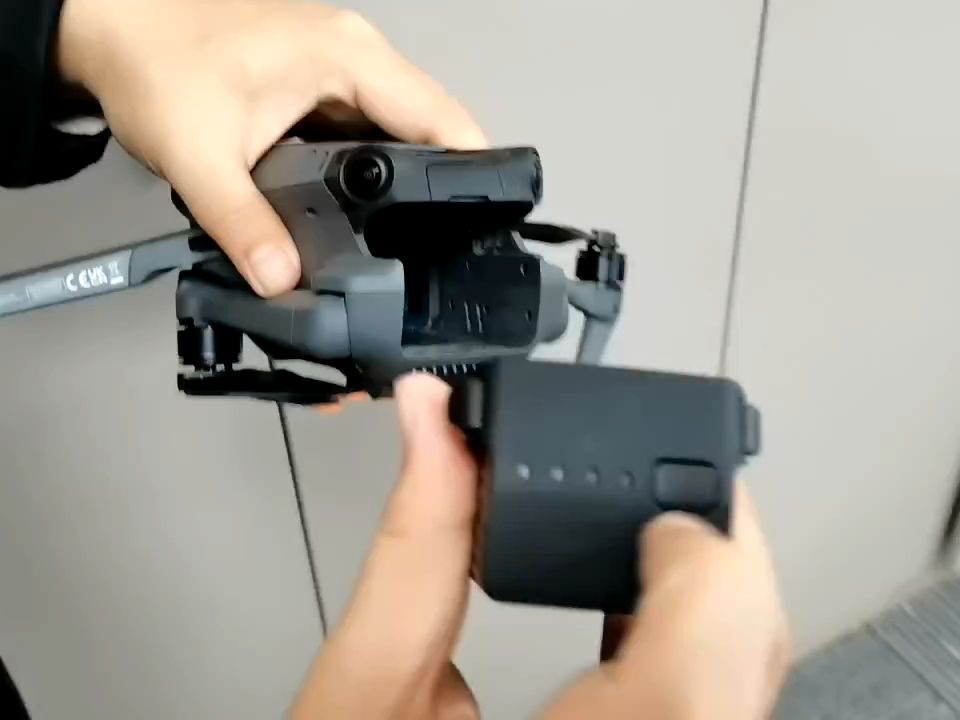 无人机电池的安装与拆卸