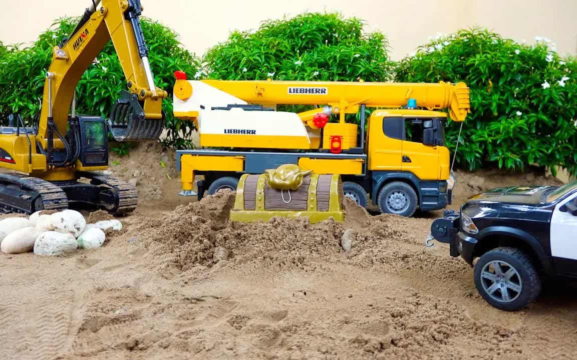 儿童益智玩具:挖掘机,吊车打开宝箱,工程车和警车寻找跑车!