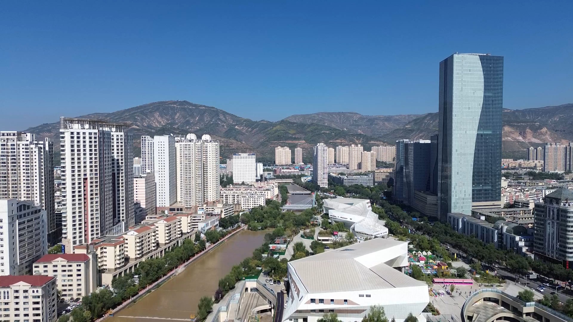 青海省西宁市航拍,青藏高原唯一过百万人口城市