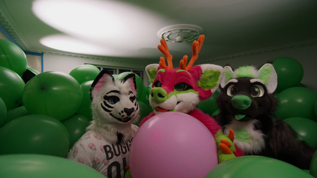 三个人的气球房间