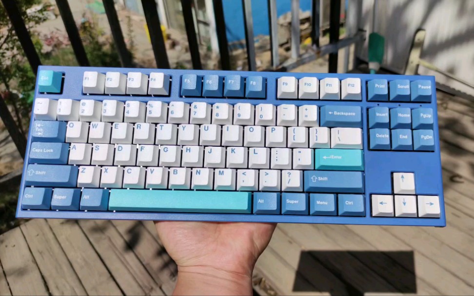 吉利鸭one2星尘外设哨子键帽阳光下展示其实与外壳搭配契合度不高