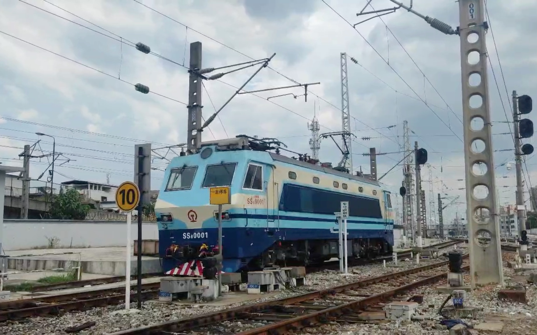 ss8 0001起机进入衡阳运用车间