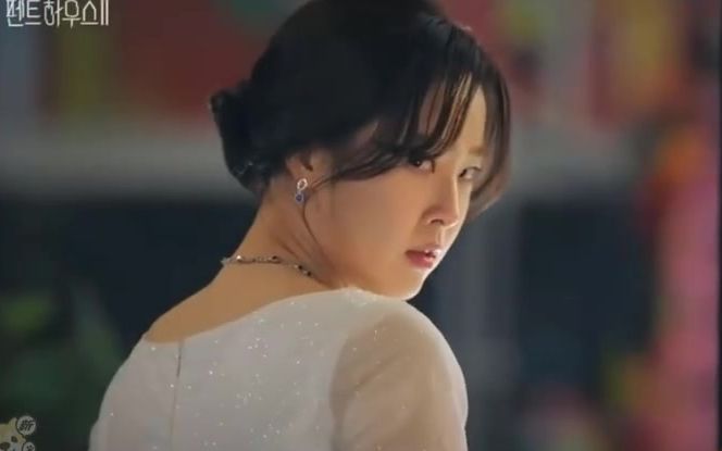 顶楼恩星拿起奖杯要杀了露娜恩星嫉妒中有些恍然