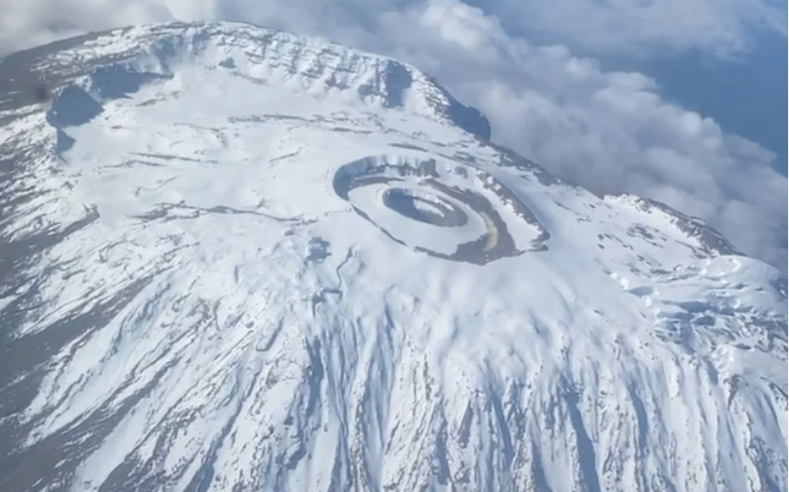 这里不是富士山,这里是课本里的赤道雪峰,非洲之巅—乞力马扎罗山.原来赤道冰川真的存在,真的太神奇了!哔哩哔哩bilibili