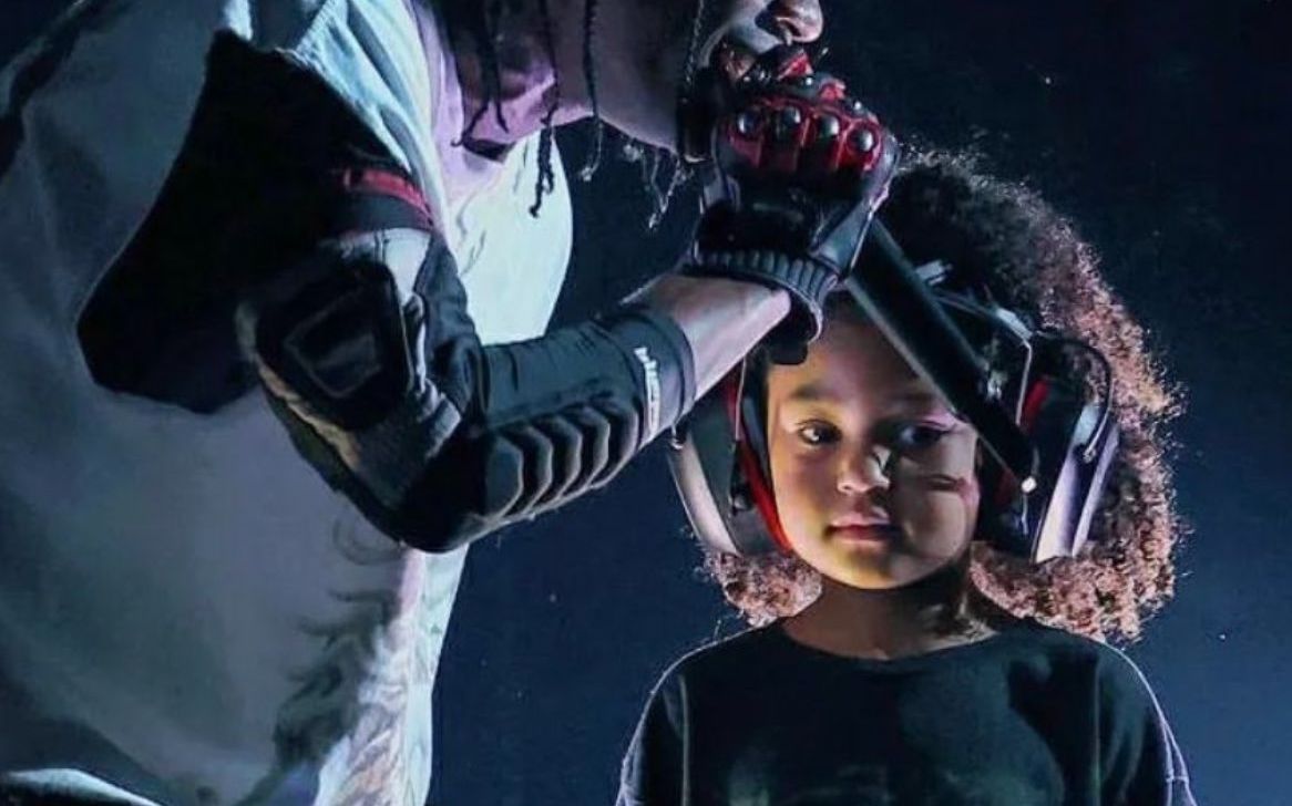 travis scott 表演"mafia",stormi 在一旁