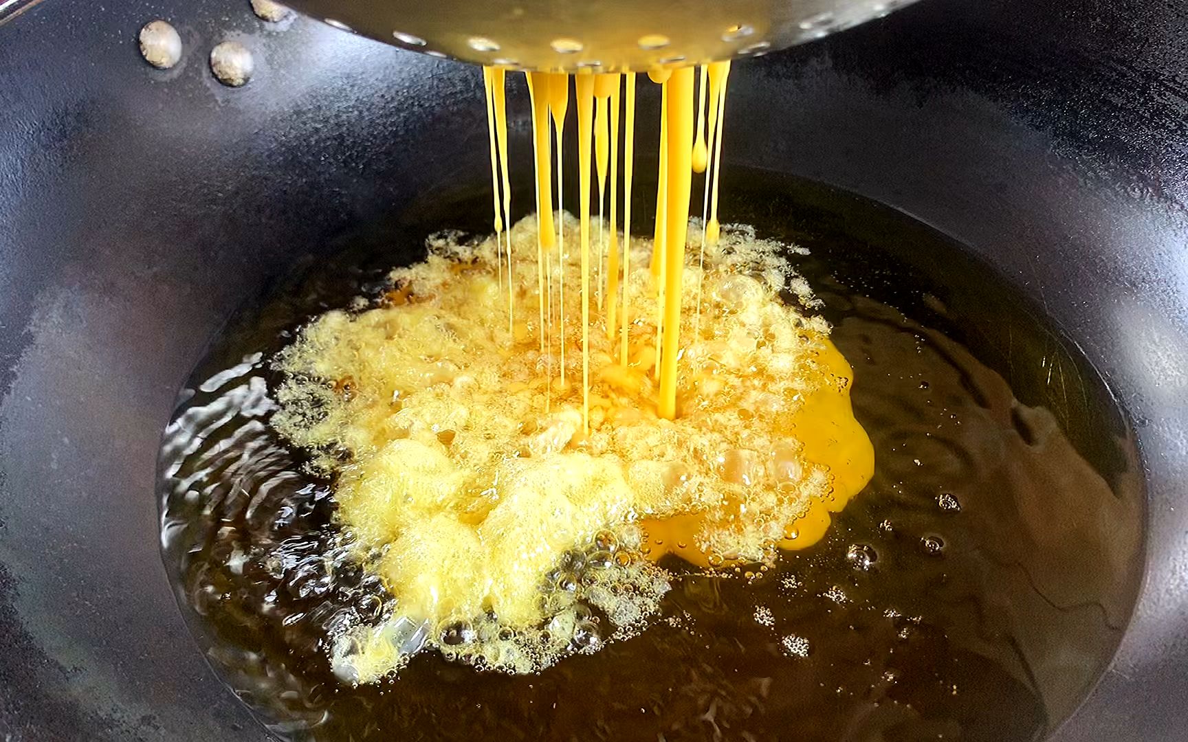 活动  把鸡蛋液淋入滚烫的油锅,第一次见的做法,真是高手在民间,厉害