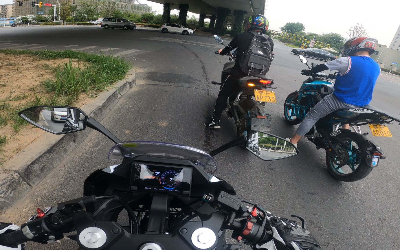 250sr和车友跑山250nk山路摔车小狒狒逮虾户