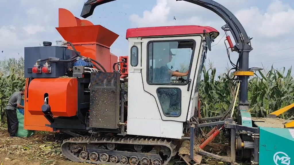 自走式履带圆盘青储收割打包一体机收割甜玉米秸秆粉碎压块一体机