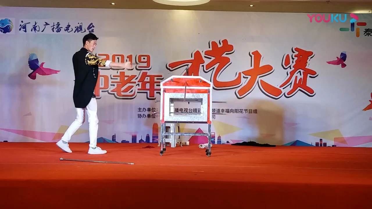 大型魔术【美女消失】星月组合魔术表演