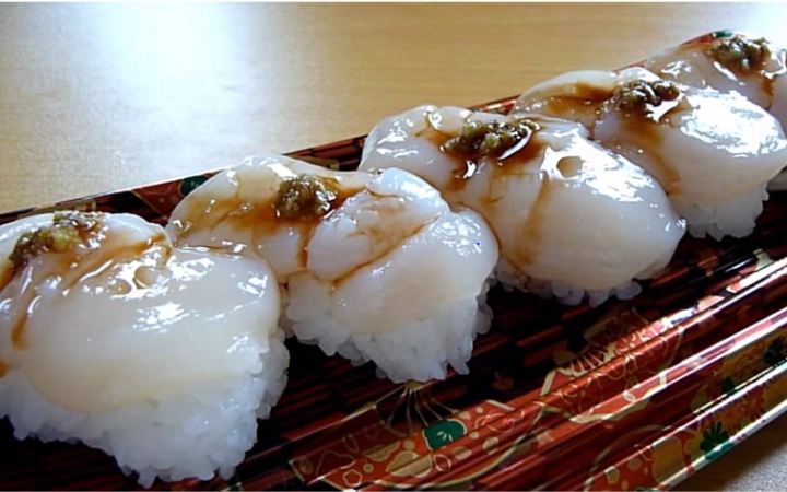 深夜报社窝来吃扇贝寿司给你看