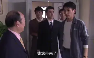 Download Video: 青春：恶霸砸店拿枪威胁穷小伙，没想小伙身手不凡，一脚把他踹飞