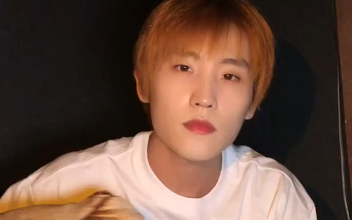 代少冬在黑暗中打歌