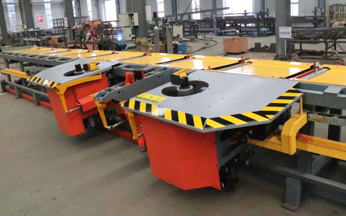 卧式钢筋弯曲中心开始工作,直条钢筋自动上料系统,一次弯曲多根钢筋!