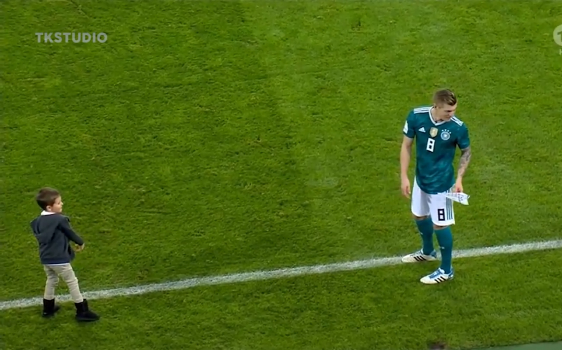 克罗斯训练后与儿子leon玩纸飞机