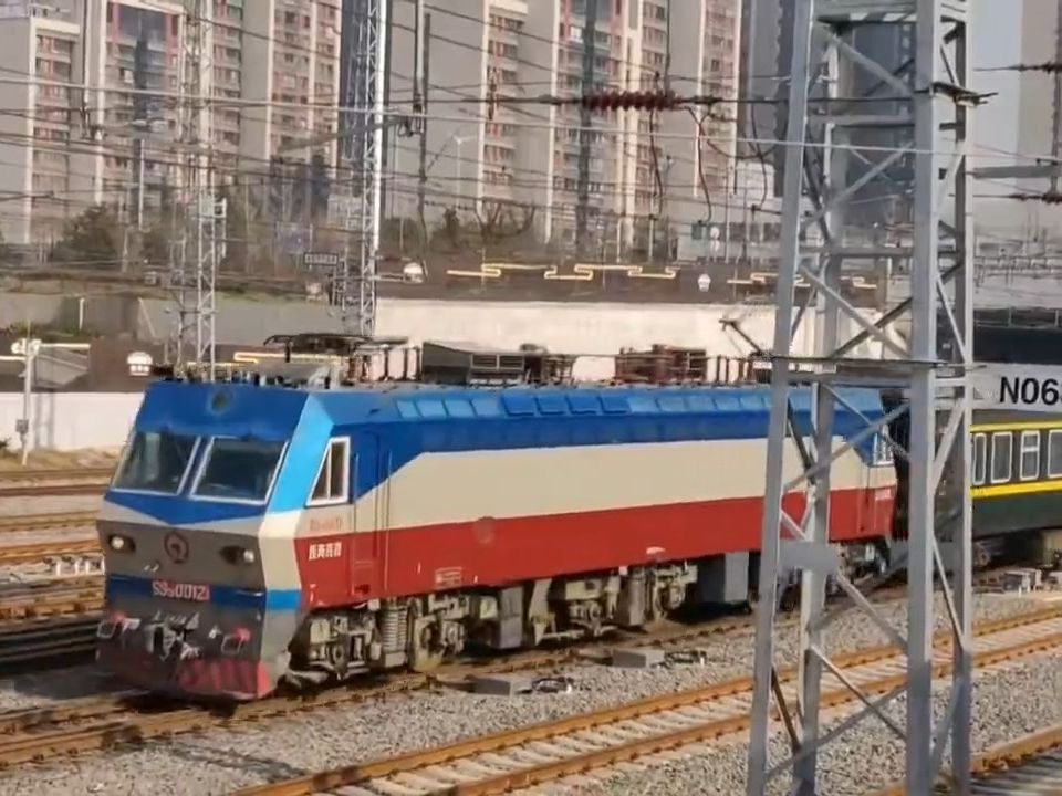 k1348次列车到达终点西安站,本务ss7d0012