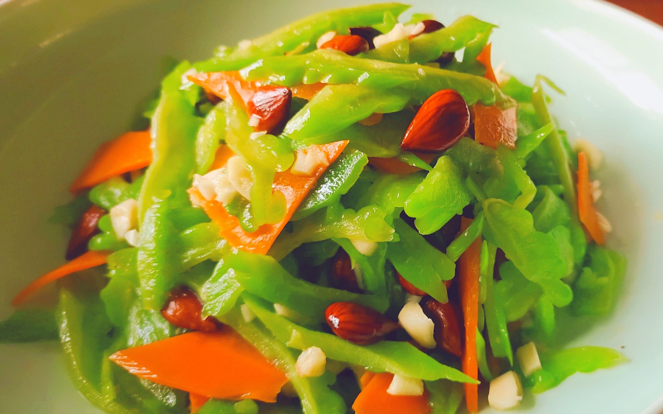 苦瓜拌杏仁夏日小凉菜,清热去火鲜爽可口,伏天吃营养又健康