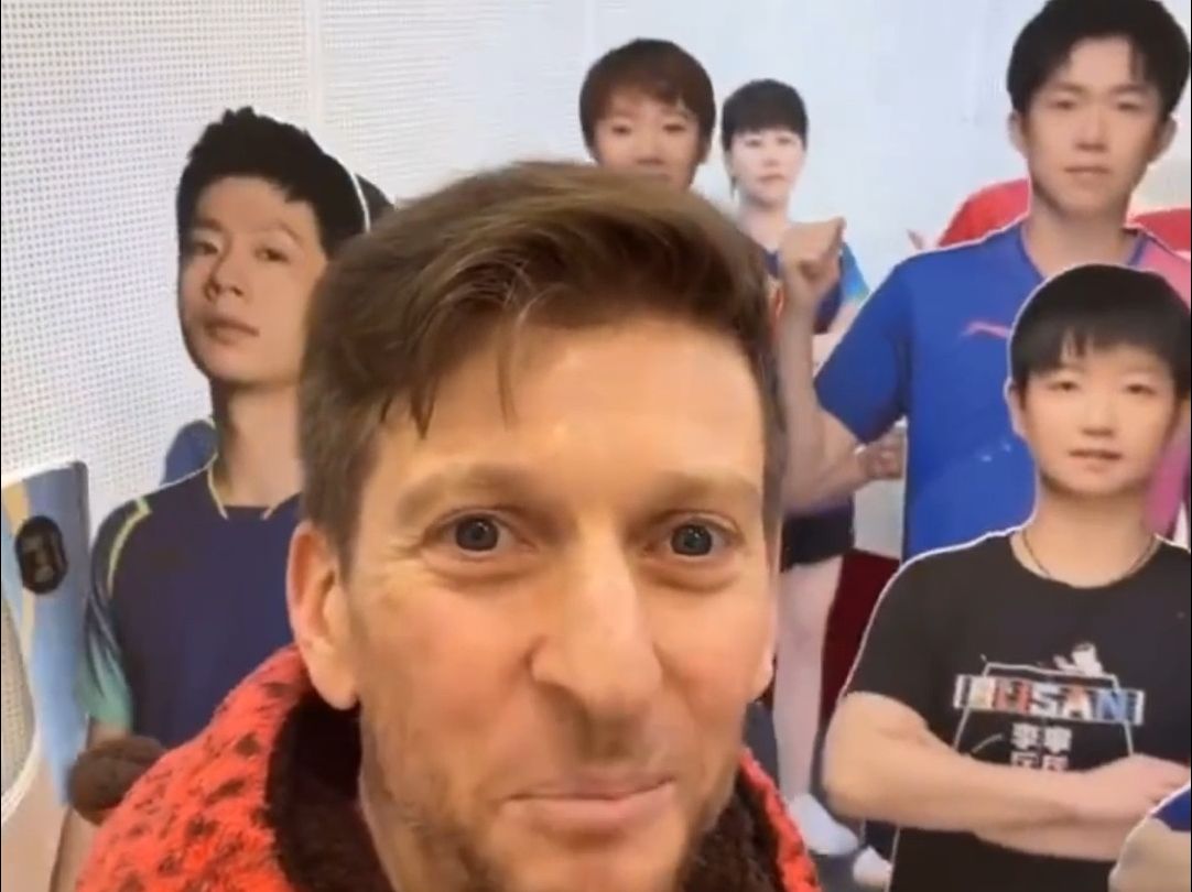 著名乒乓解说adam抵达釜山,跟国乒立牌合影【2024釜山