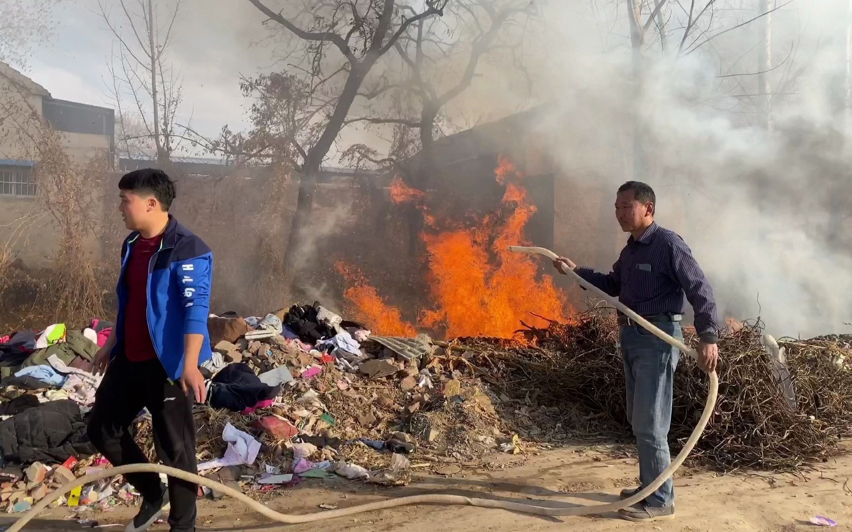 [图]农村大坑起大火，不知道哪个鳖孙点的，村支书带头齐心协力把火灭