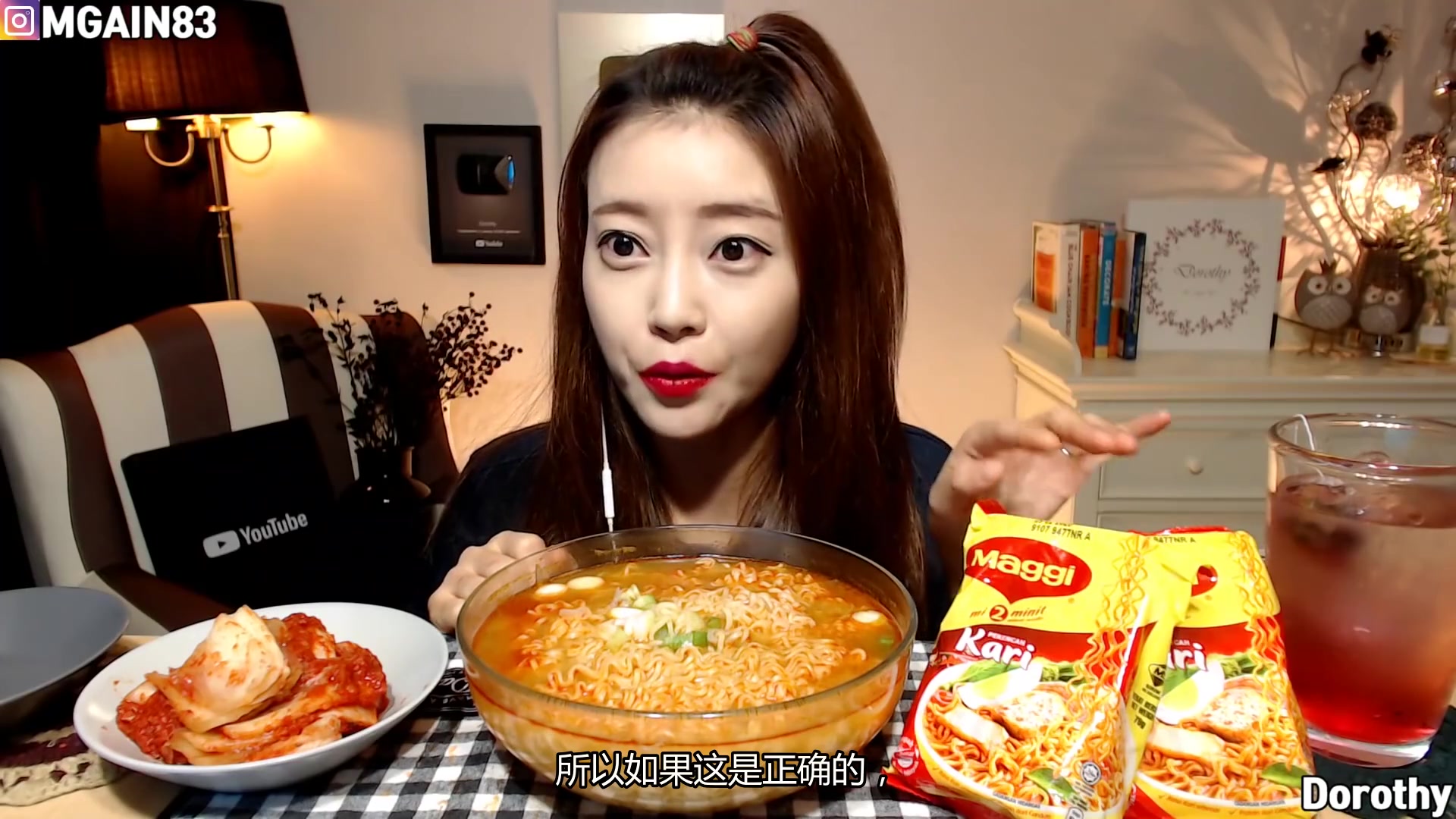 美女大胃王今天吃马来西亚拉面咖喱泡面配韩国泡菜中文字幕