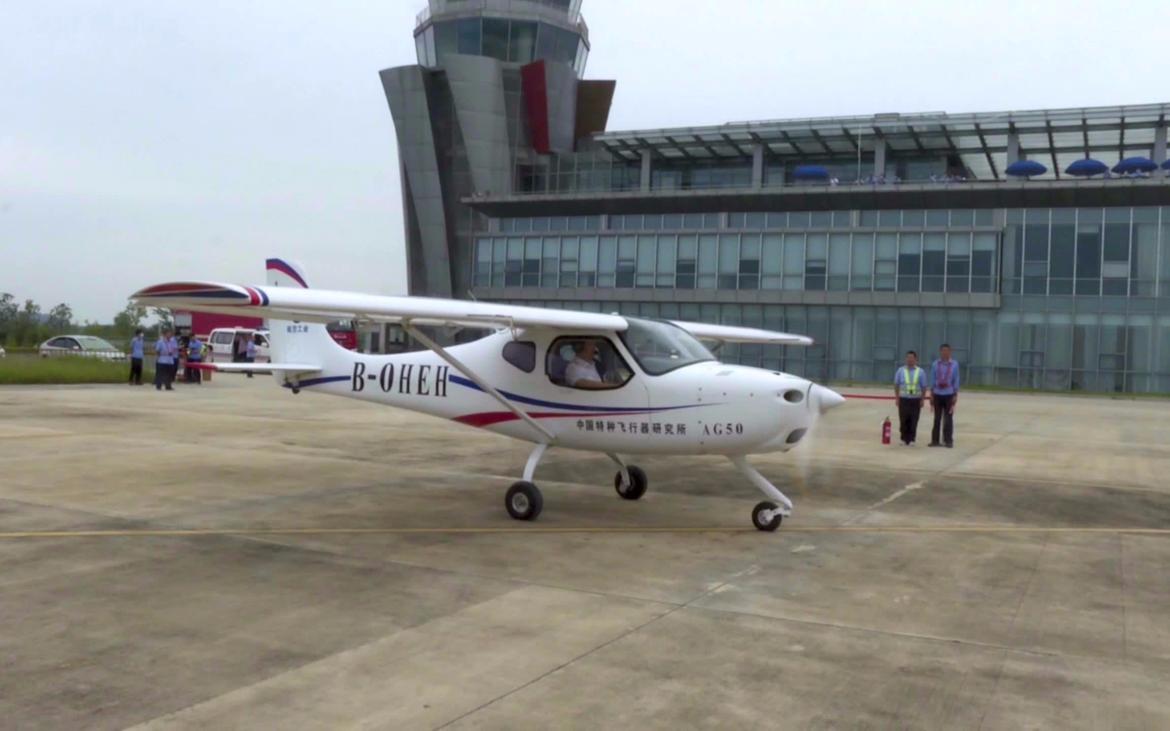 由航空工业通飞自主研发的“领雁”AG50轻型运动飞机适航验证机在湖北荆门漳河机场顺利完成首飞!哔哩哔哩bilibili