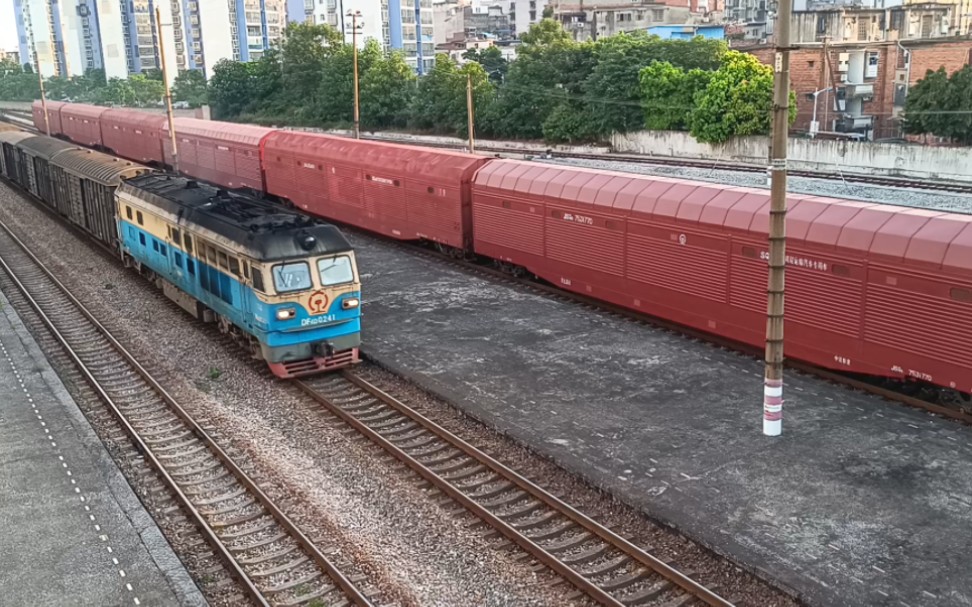 宁局柳段蓝老虎df4d-0241牵引货列加速通过