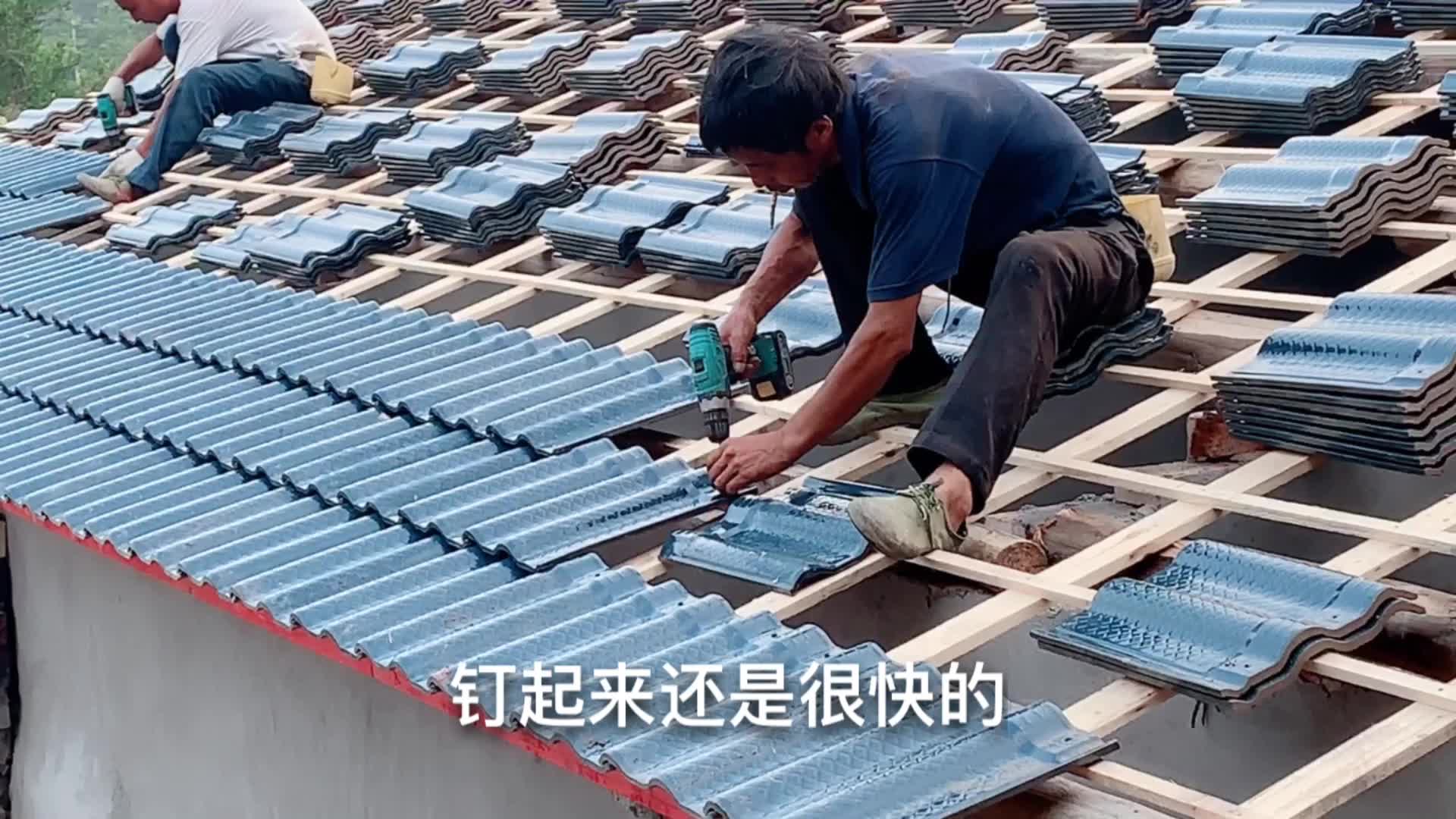 特别的农村修房盖瓦方式老师傅技术熟练一天完工这钱花得值