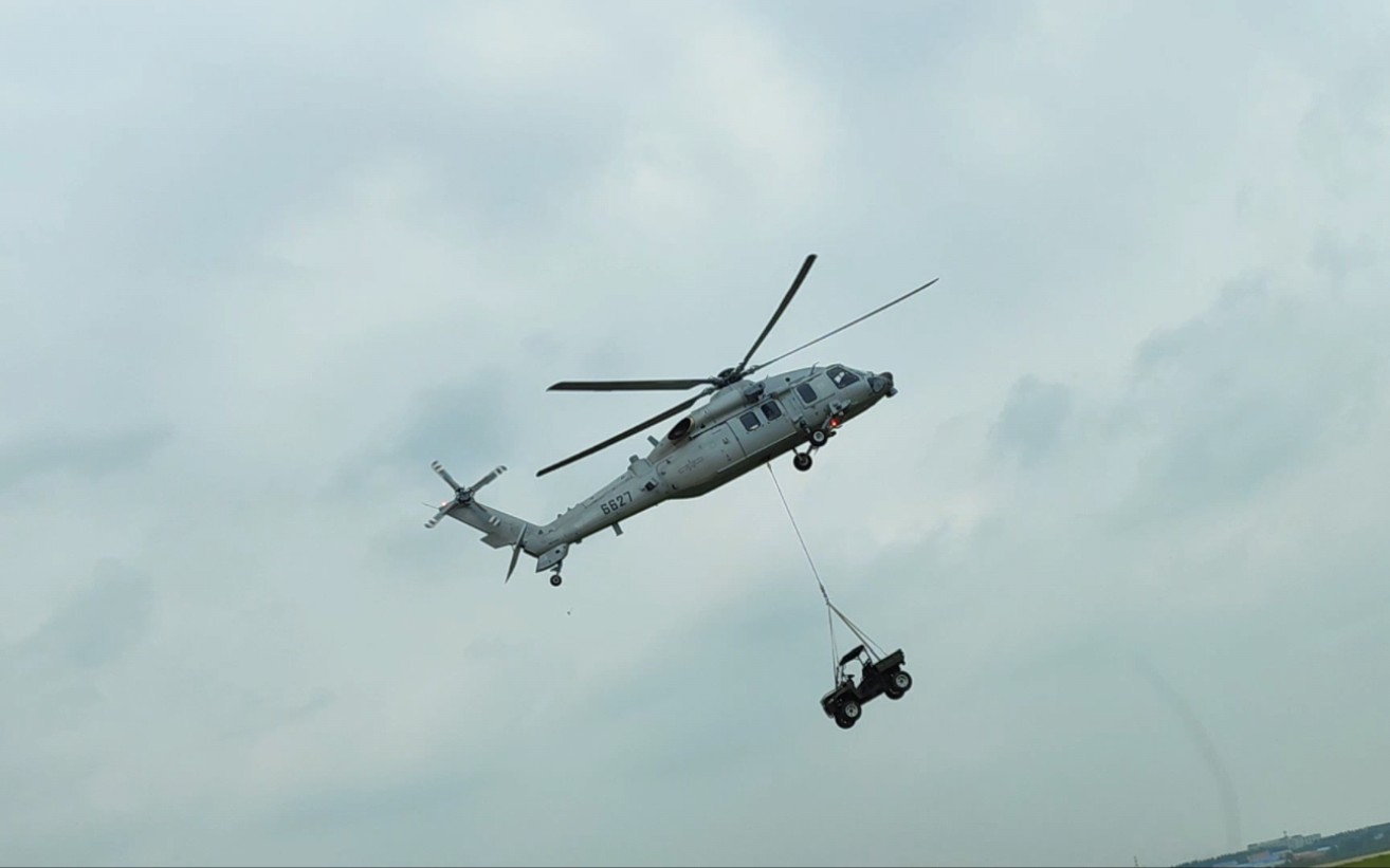 长春航展上直20吊运载具到现场