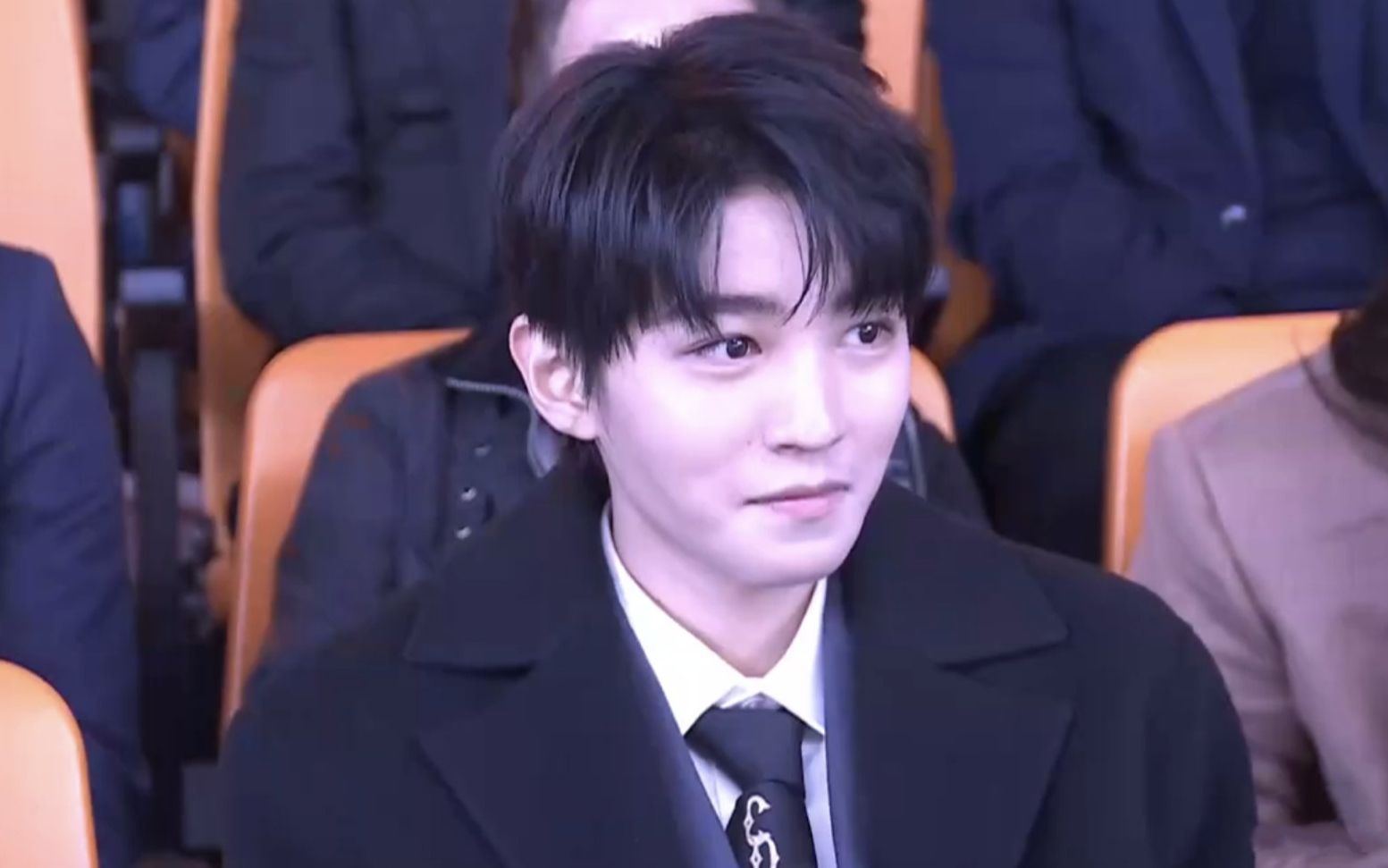 王俊凯观看《青春修炼手册》,一脸无措又尴尬,灯是彩色心是黑色