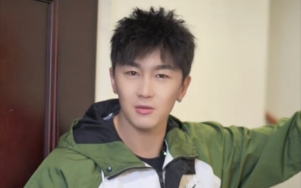 【d音搬运】演员史元庭挑战1分30秒爬18楼!运动大男孩,满屏幕大长腿!