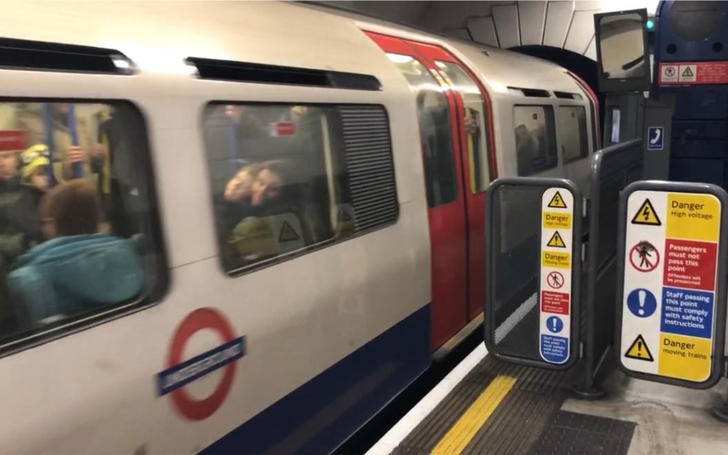 英国伦敦地铁皮卡迪利线列车出格林公园站